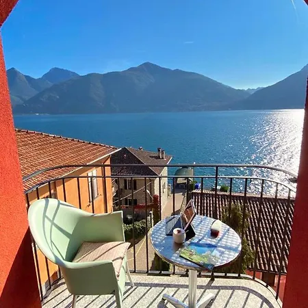 View Golden Triangle Аккуазериа